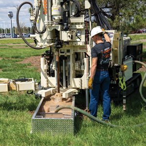 3126GT通过泥浆泵的独立液压回路产生一致的泥浆流